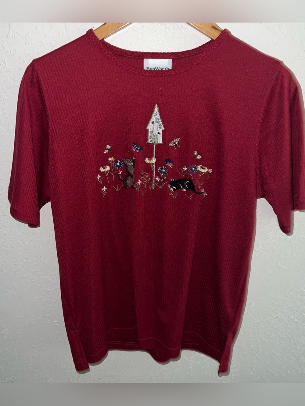 BonWorth red ribbed knit short-sleeve top embroidered Cats and Birdhouses XS.